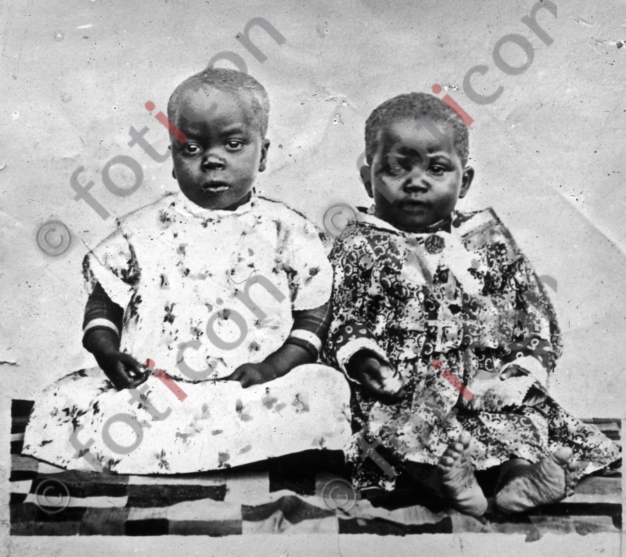 Afrikanische Babys | African babies - Foto foticon-simon-192-048-sw.jpg | foticon.de - Bilddatenbank für Motive aus Geschichte und Kultur